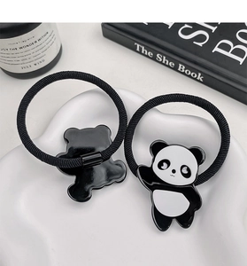 Nahaufnahme von niedlichen Panda-Anhängern an elastischen schwarzen Haarbändern