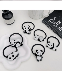 Detailansicht von sechs Panda-Haargummis mit robusten elastischen Bändern und Charms