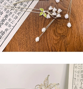 Détails d'épingles à cheveux muguet et papillon avec pampilles en perles