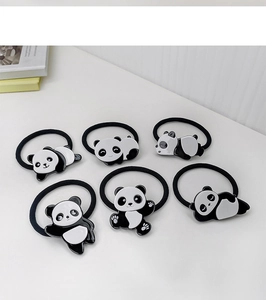 Nahaufnahme eines sechsteiligen Cartoon-Panda-Haargummi-Sets mit elastischen Bändern