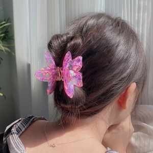 Elegante bloemen haarklem van acetaat met roze paars marmerpatroon en parelaccent
