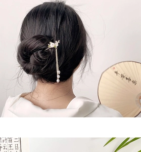Vue détaillée de l'épingle à cheveux muguet avec charme lapin et glands perlés