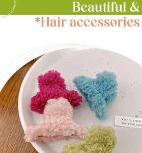 Vue détaillée de quatre pinces à cheveux en peluche rose, bleue et vert olive
