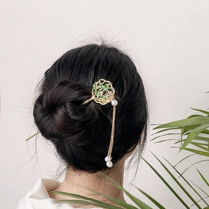 Épingle à cheveux classique en bambou doré avec glands et perles blanches élégantes