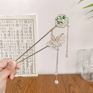 Épingle à cheveux muguet traditionnel avec papillon doré et pampilles de perles