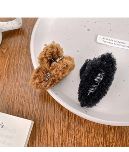 Détail de pinces à cheveux en peluche marron et noir avec texture de fourrure douce