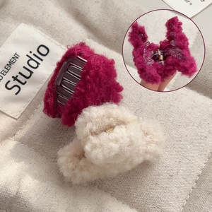 Pinces à cheveux en peluche rose et blanc crème avec texture douce en laine d'agneau