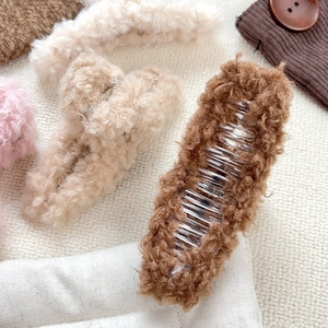 Pinces à cheveux en peluche imitation laine d'agneau sur fond de maille chaud