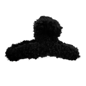 Pince à cheveux chic en peluche noire en fausse fourrure pour un style automne-hiver élégant