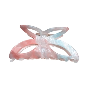 Pince à cheveux papillon en acétate marbré rose et bleu pour coiffure élégante