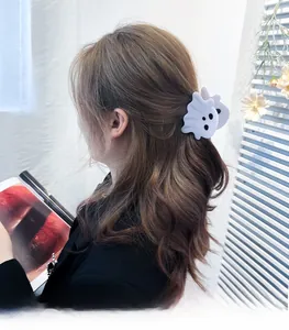 Pince à cheveux fantôme Halloween portée sur cheveux bruns bouclés pour le style