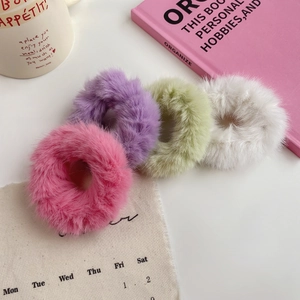 Set aus vier farbigen Plüsch-Haargummis in Pink, Lila, Grün und Weiß aus weichem Kunstfell