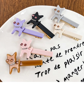 Détail de barrettes chat en acétate avec strass dans diverses couleurs de Morandi