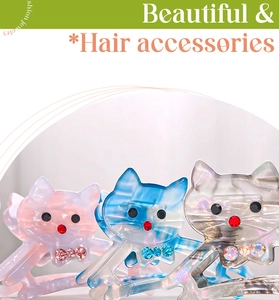 Gros plan détaillé sur des pinces à cheveux chat en acétate avec strass brillants