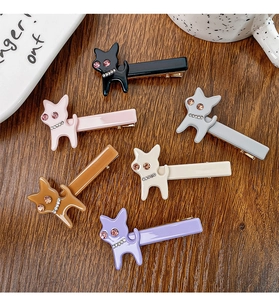 Détail de six barrettes chat colorées en acétate avec des colliers en strass brillants