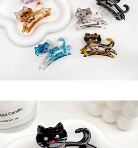 Vue détaillée des pinces à cheveux chat en acétate avec strass en plusieurs couleurs