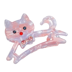 Pince à cheveux chat en acétate rose marbré ornée de strass brillants et luxueux