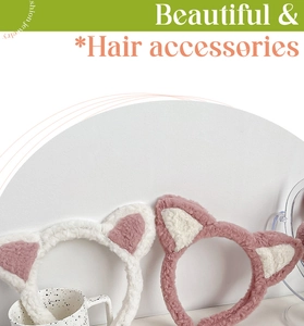 Gros plan de serre-têtes oreilles de chat en peluche douce blanche et rose