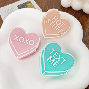 Pinces à Cheveux Crabe en Acrylique en Forme de Cœur Doux Imprimé Lettres XOXO pour Femmes Filles Accessoires de Cheveux Quotidiens