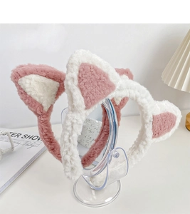 Détail de bandeaux oreilles de chat en peluche rose et blanche en fausse fourrure douce