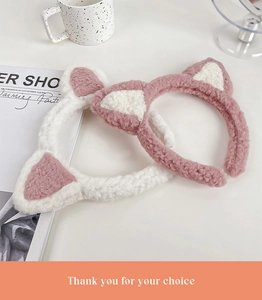 Détail de serre-têtes oreilles de chat en peluche rose et blanche, texture polaire