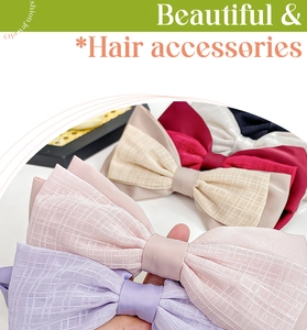 Détail des pinces à cheveux en tissu multicouche aux tons rose pastel, beige et violet