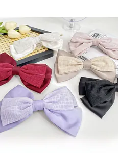 Détail des barrettes à nœud en satin et organza en plusieurs couleurs au design double couche
