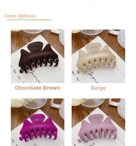 Détail de pinces à cheveux en velours de diverses couleurs sur une table en bois