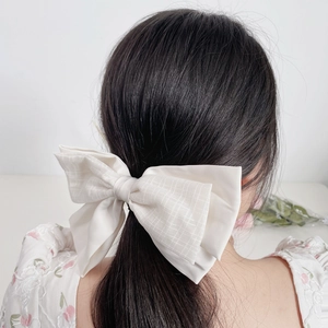 Grande pince à cheveux élégante avec nœud en satin crème et tissu texturé pour femme chic