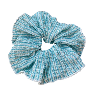 Elastico per capelli floreale blu con bordo in pizzo e trama plissettata per l'estate