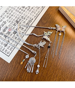 Dettaglio di fermagli per capelli a farfalla con lunghe nappe e perle per Hanfu