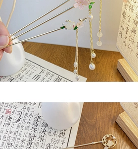 Detailaufnahme einer goldenen Jade-Hasen-Haarnadel mit langen Quasten und Blumen