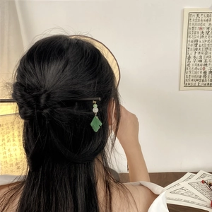 Minimalist wood hair stick with white pearl and green leaf pendant in traditional style