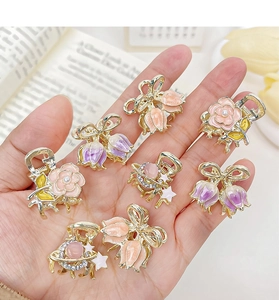 Detailansicht goldener Mini-Haarklammern mit rosa Tulpen und Rosen mit Perlenbesatz