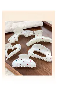 Lot de cinq pinces à cheveux en acétate crème avec des strass colorés de diverses formes