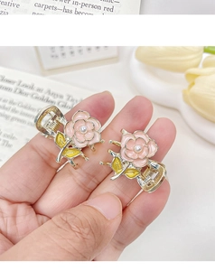 Detailansicht der Mini-Blumen-Haarklammern aus Gold mit rosa Emaille und Perlenmitte