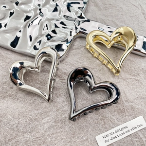 Minimalist Hollow Out Heart Metal Hair Claw Clip For Women Korean Style Gold Silver Black Shark Hair Clip Elegant Alloy Hair Accessory
