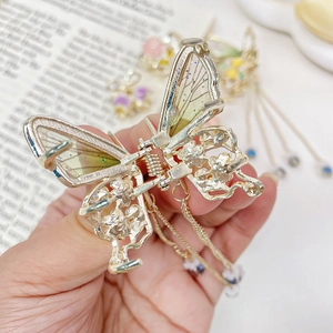 Eleganter goldener Schmetterling Haarklammer mit Quasten und hohlem Metalldesign