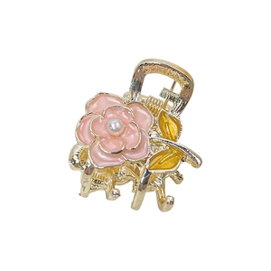 Eleganter Haarklammer aus Goldmetall mit rosa Kamelienblüte und weißem Perlenzentrum