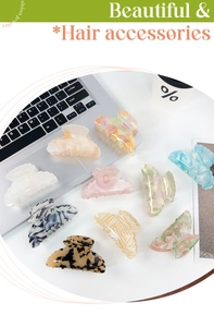 Diverses pinces à cheveux à motifs floraux et acétate de marbre sur un bureau