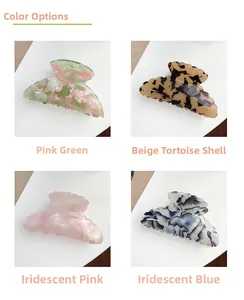 Détail de pinces à cheveux en acétate en quatre couleurs, dont vert floral et écaille de tortue
