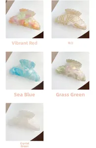 Vue détaillée de pinces à cheveux en acétate aux motifs floraux et marbrés variés
