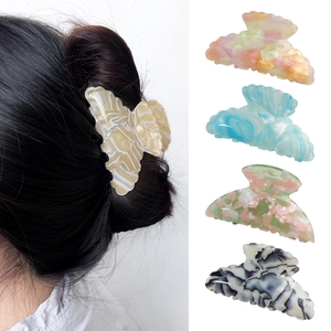 Lot de grandes pinces à cheveux en acétate fleuri avec coiffure de modèle et options de couleurs