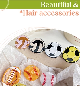 Détail des pinces à cheveux en acétate en forme de volleyball, football, rugby et baseball