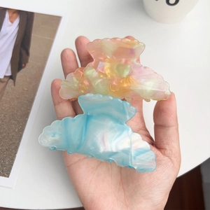 Lot de deux pinces à cheveux en acétate en forme de coquille, marbre et bleu
