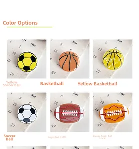 Vue détaillée de pinces à cheveux en acrylique motifs football, basket-ball et rugby