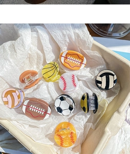 Détail des pinces à cheveux sportives créatives avec motifs de basket-ball et football