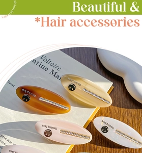 Detailansicht der Acetat-Haarspangen in Ovalform mit Kristallen und Smiley-Motiven
