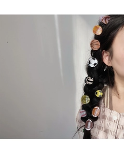 Détails des petites pinces à cheveux sportives aux motifs basketball et rugby