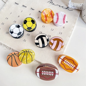 Variété de pinces à cheveux sportives incluant des formes de football et basketball